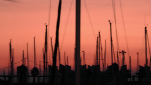 夜风景船停靠在海港视频
