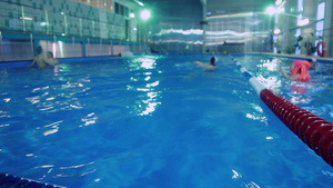 训练期间游泳池和运动员6秒视频