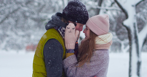 快乐的年轻夫妇在冬季公园玩得开心36秒视频
