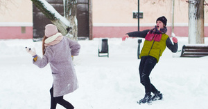快乐的年轻夫妇在冬季公园玩11秒视频