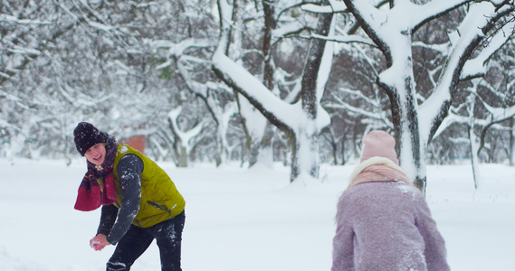 快乐的年轻夫妇在冬季公园玩得开心视频