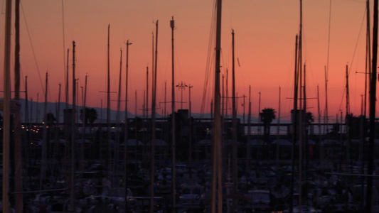 深夜背景城市游艇港和船旗视频