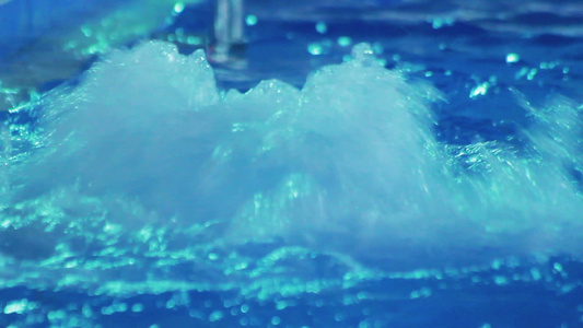 在按摩浴池里喷水在蓝游泳池里流水视频