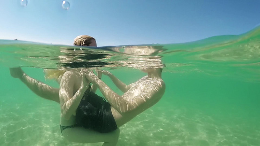 爱情情情情侣在暑假时拥抱海水中Gopro圆顶半水下视频