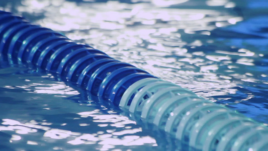 游泳池中的塑料道视频