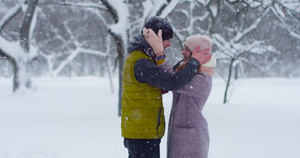 快乐的年轻夫妇在冬季公园玩得开心35秒视频