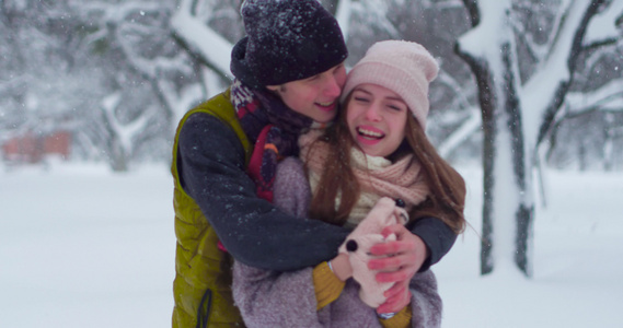 快乐的年轻夫妇在冬季公园玩得开心视频