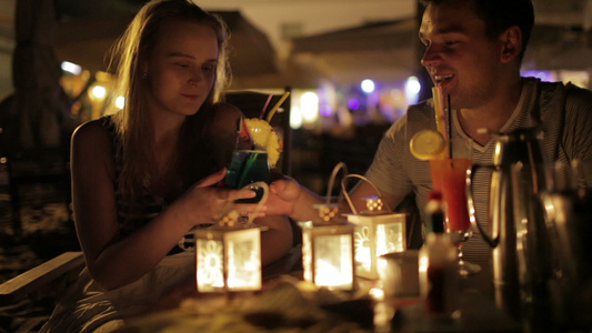 浪漫的年轻情侣在约会中享受饮料视频