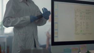 医学工作者在平板电脑上输入病人信息10秒视频