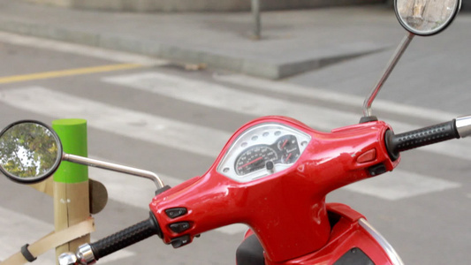 红色老式摩托车在市街上视频