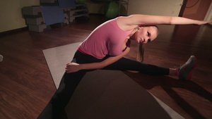 女人在健身房的健身垫上伸展下体身体6秒视频
