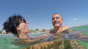 夏假时在海中被拥抱和泼水的年轻夫妇23秒视频