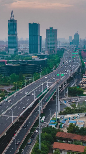 城市道路交通高架桥车流高楼落日大范围移动延时摄影天际线14秒视频