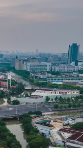 城市道路交通高架桥车流高楼落日大范围移动延时摄影天际线视频