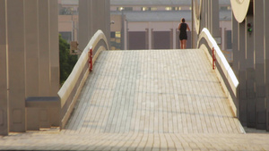 穿过桥后视线的漂亮女人早上在桥慢跑的女人15秒视频