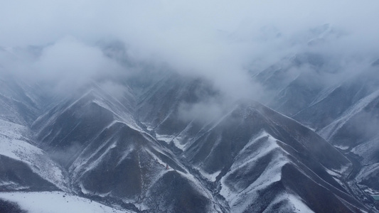 冬季雪山湖泊视频