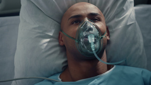 病人戴着呼吸氧气面罩躺在床上医院急诊室12秒视频