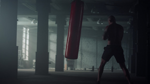 男拳击手在体育俱乐部做有氧运动14秒视频