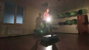 女人在健身房有氧心胸台阶运动9秒视频