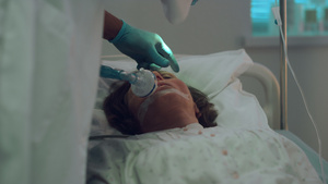 病人呼吸氧气面罩病床21秒视频