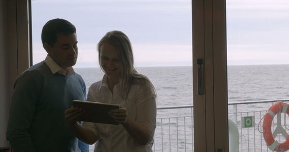 在船上使用平板电脑的年轻夫妇视频