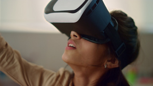 戴着虚拟现实耳机的女孩沉浸在虚拟现实中21秒视频