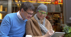 在街头咖啡厅使用数字片的幸福情侣17秒视频