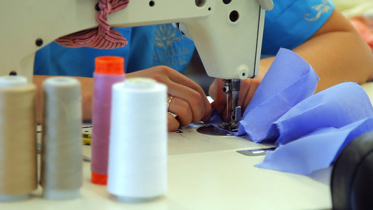 从事工业缝纫机的女性手视频