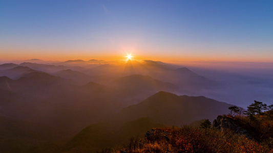 4K秋季大山山脉云雾缭绕日出延时视频