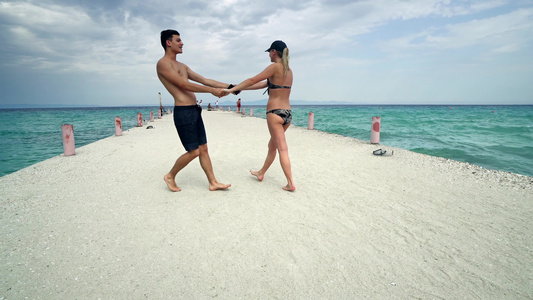 在海滩码头跳舞开心的情侣浪漫快乐的情侣视频