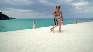 在海滩码头跳舞开心的情侣浪漫快乐的情侣21秒视频