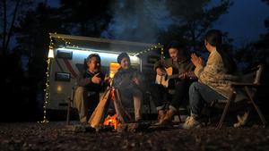 家庭房车露营夜晚篝火取暖19秒视频