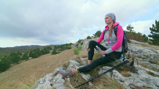 日徒步旅行妇女远足者享受高原景象视频