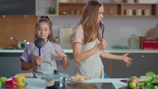 妈妈和孩子一起在家制作美食视频