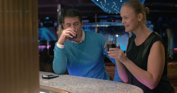 男人和女人在酒吧过着愉快的夜晚视频