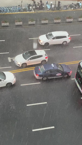 俯拍下雨天的马路车辆通行城市交通视频