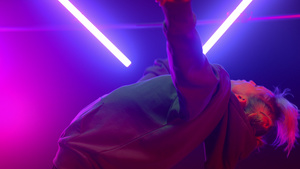 在霓虹灯下表演嘻哈街头舞蹈的女舞者8秒视频