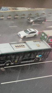 俯拍下雨天的马路车辆通行城市交通视频