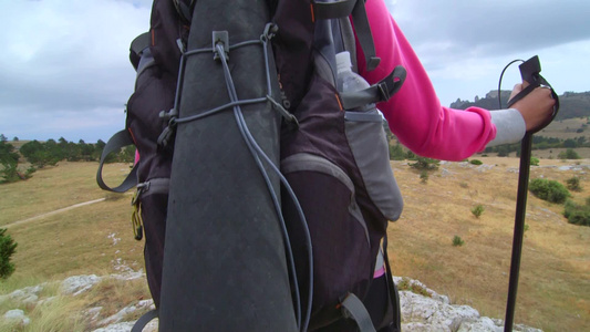 女人在高原山峰后视风景视频