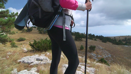 年轻女子登山徒步高地山脉高原视频