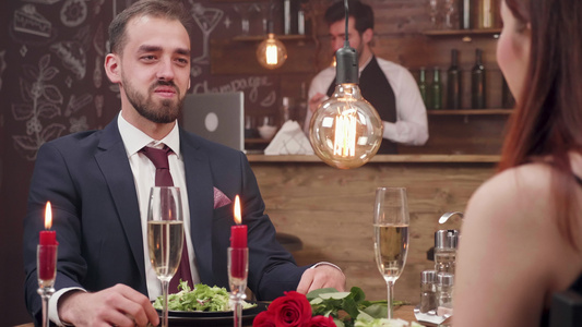 年轻女人在浪漫晚宴上要求男友结婚的年轻女人视频