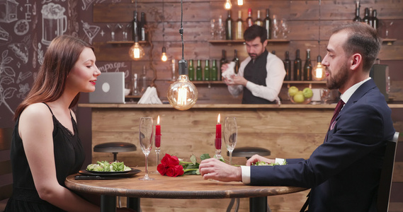 情侣在餐厅享受浪漫的约会和蜡烛视频