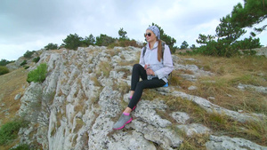 白天在悬崖上徒步旅行的年轻女子在赤石山高原10秒视频