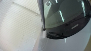 洗车服务中心的车辆表面喷洒高压洗涤车12秒视频