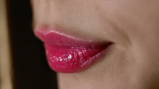 一个女人的嘴唇[唇线]视频