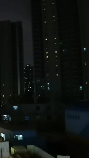 夜晚城市道路13秒视频