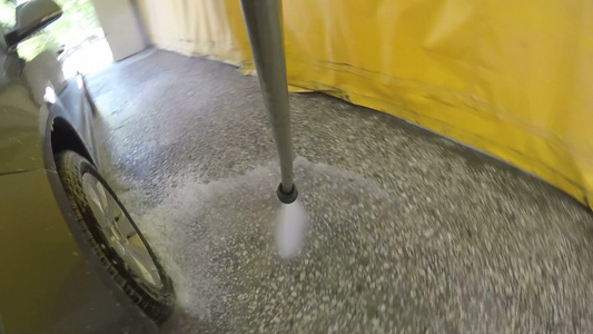 洗车服务中心的车辆表面喷水器的高压洗涤车视频