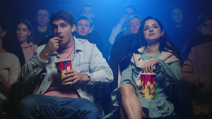 年轻情侣在电影院吃着爆米花看电影13秒视频