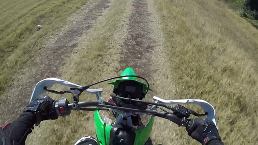 骑手骑着摩托车动作摄像头安装在胸部上视频