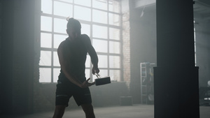 运动员在健身锻炼期间使用锤子进行力量训练19秒视频